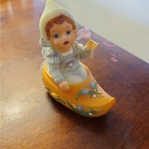 Vintage Ashton Drake "Tending Tiny Tulips" Tiny Dreamers figurine wooden shoe